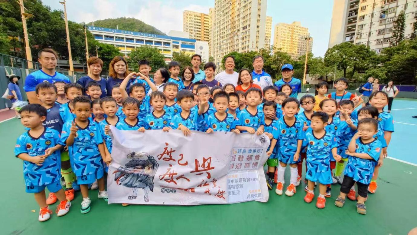 A group of children posing for a photo

AI-generated content may be incorrect.